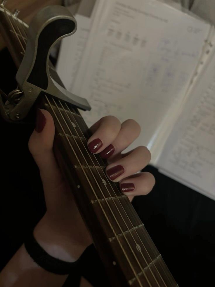piano-tutor-program-classical Persona aprendiendo acordes de manera sencilla en guitarra