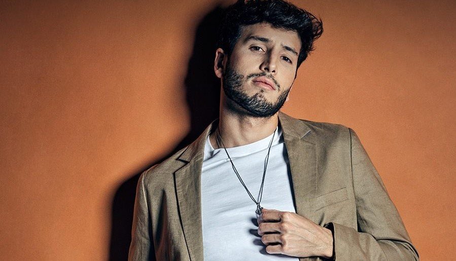 Pop Artista de pop, Sebastián Yatra posando para fotografía recargado en una pared.