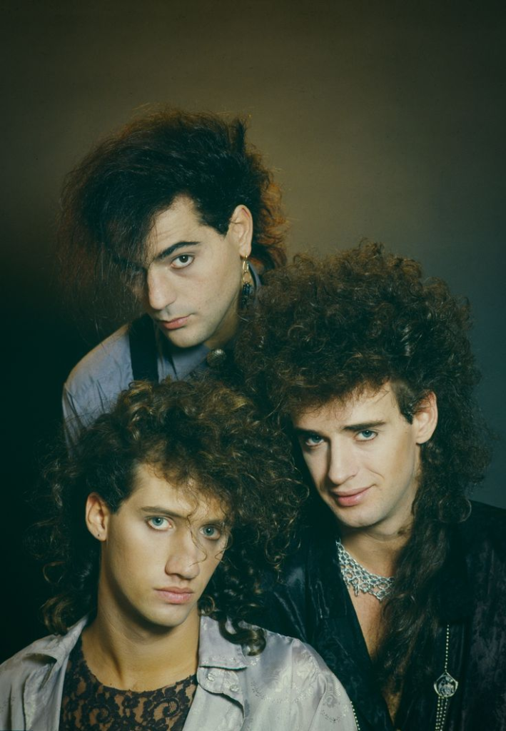 Tres personas integrantes de la banda de rock soda stereo de los 80´s.