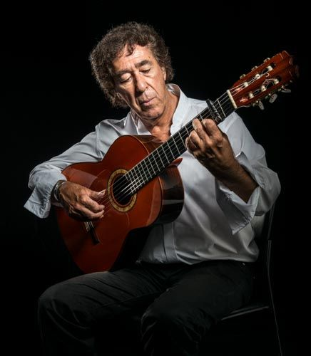 Acordes con séptima Hombre mayor tocando blues guitarra clásica.