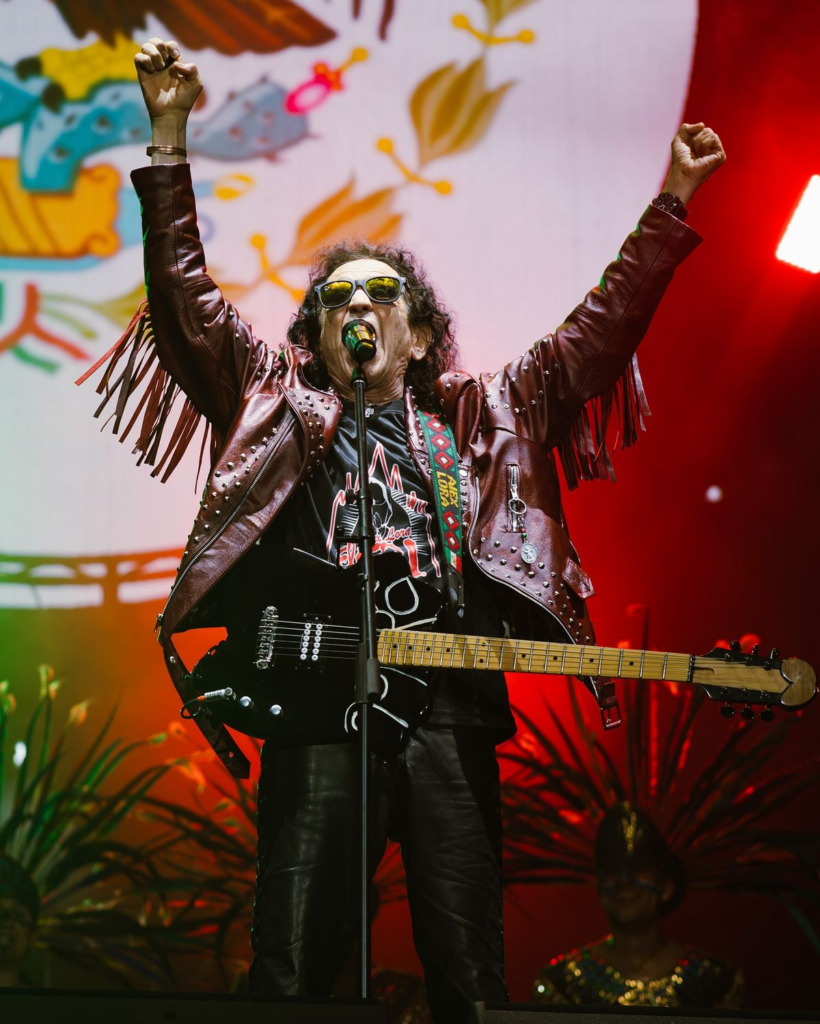 Cantautor en concierto en México cantando música rock and roll