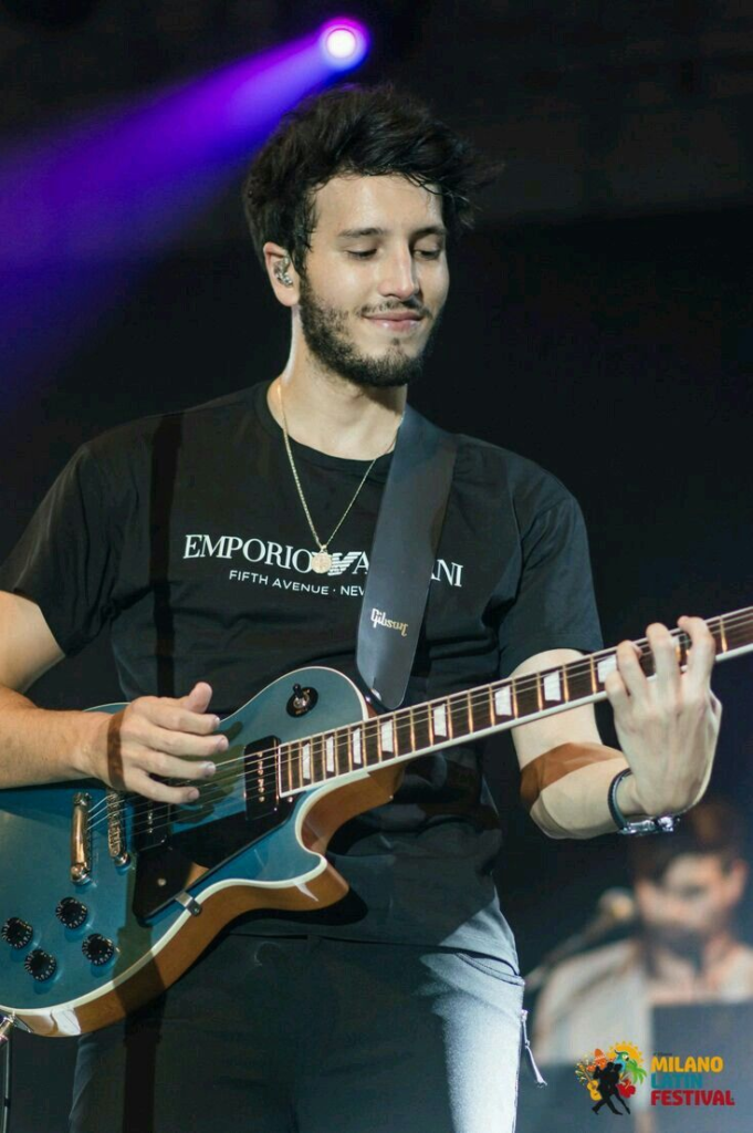 Pop Artista Sebastián Yatra del género pop tocando guitarra Gibson en concierto